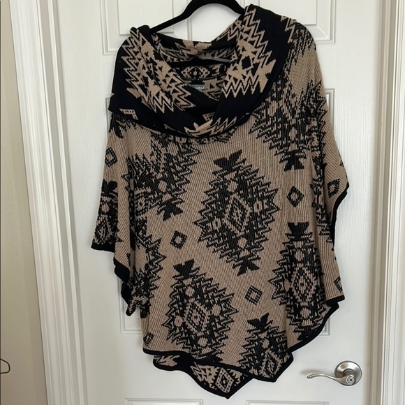 New Directions Tan and Black Asymmetrical Dolman Sleeve Sweater Cape - Picture 1 of 8